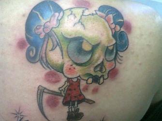 craneo mujer tatuaje realizado por Rudos tatuajes