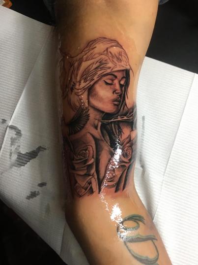 Woman tatuaje realizado por Jonathan Garcia