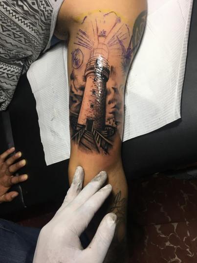 Faro tatuaje realizado por Jonathan Garcia