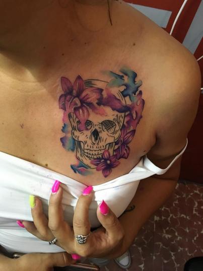 Cráneo watercolor  tatuaje realizado por Jonathan Garcia