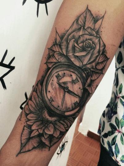 Reloj y flores tatuaje realizado por Maneki Neko Tattoo MX