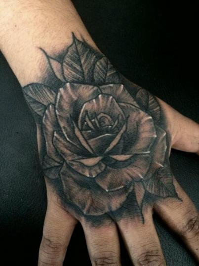 Rosa tatuaje realizado por Maneki Neko Tattoo MX