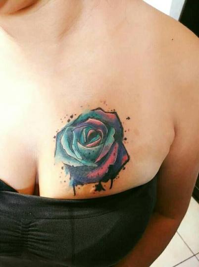 Rosa Colores tatuaje realizado por Omar Mendoza 