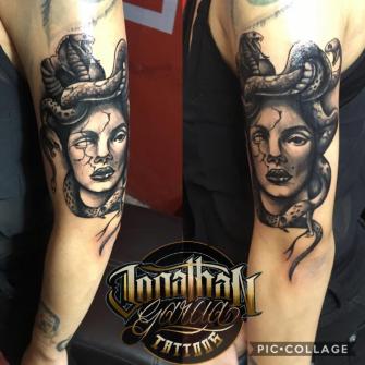Medusa  tatuaje realizado por Jonathan Garcia