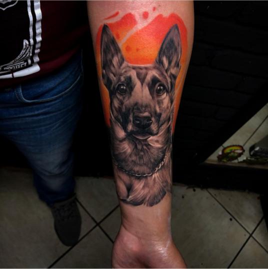 El mejor amigo del hombre  tatuaje realizado por Izrael VG