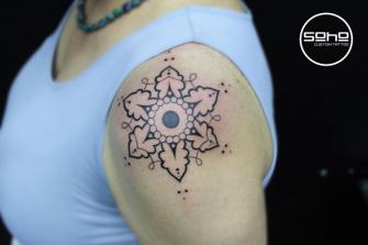 Geométrico.  tatuaje realizado por SOHO CUSTOM TATTOO