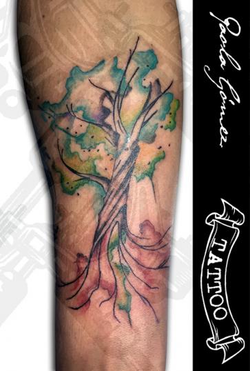 Arbol Colores tatuaje realizado por Paola Gómez