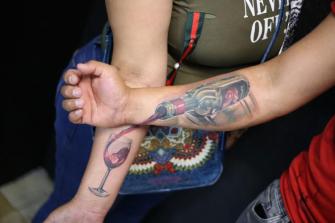 Botella y Copa tatuaje realizado por Old Gangsters Tattoo Shop