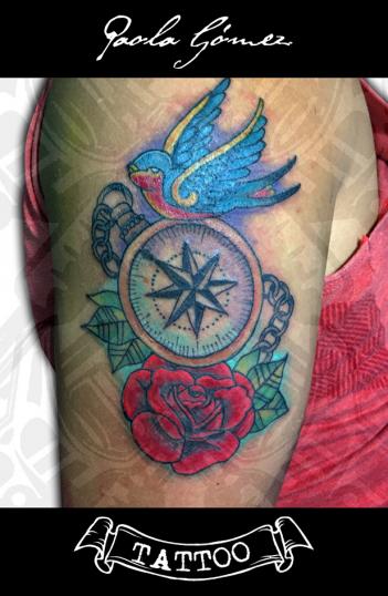 Brújula, flore y ave tatuaje realizado por Paola Gómez