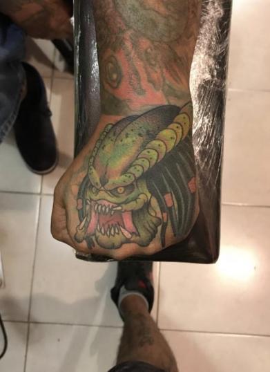 Predator tatuaje realizado por Edgar Salazar