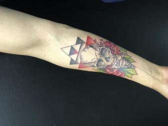 Lo más cool en color y línea  tatuaje realizado por SOHO CUSTOM TATTOO