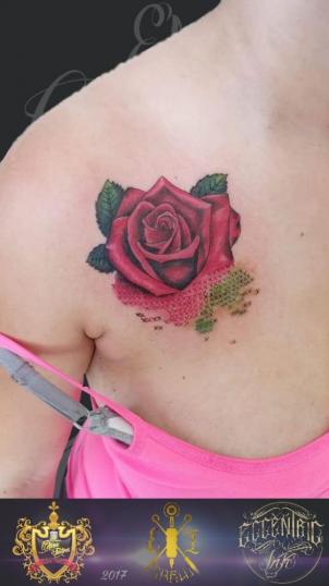 Rosa  tatuaje realizado por El CHAN Tattoos