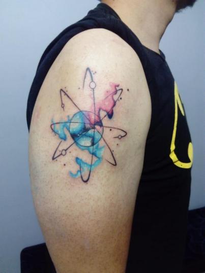 Atomismo tatuaje realizado por El pinchi borre