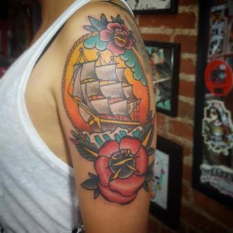 Barco tradicional tatuaje realizado por Electric tattoo