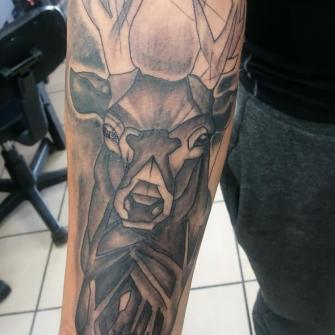 Ciervo  tatuaje realizado por Jonathan Aguirre