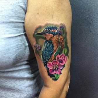 pajaro en brazo tatuaje realizado por Gerardo Aceves