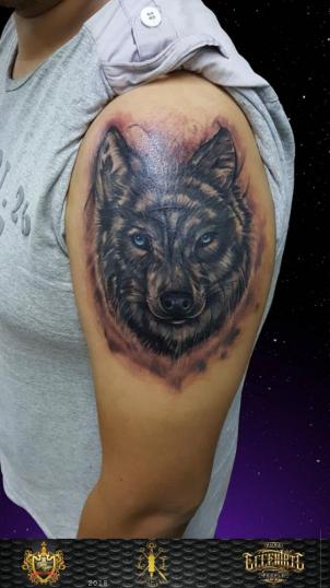 Wolf cover up tatuaje realizado por El CHAN Tattoos