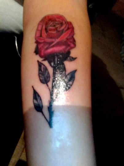 Rosa tatuaje realizado por kreador one
