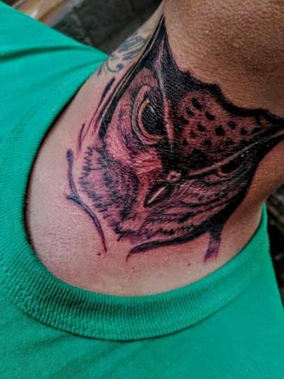 Búho tatuaje realizado por kreador one