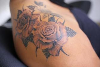 Rosas tatuaje realizado por Old Gangsters Tattoo Shop