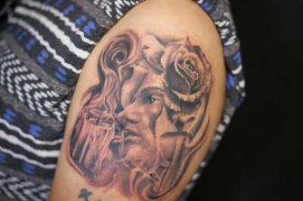 Retrato y Flor tatuaje realizado por Old Gangsters Tattoo Shop