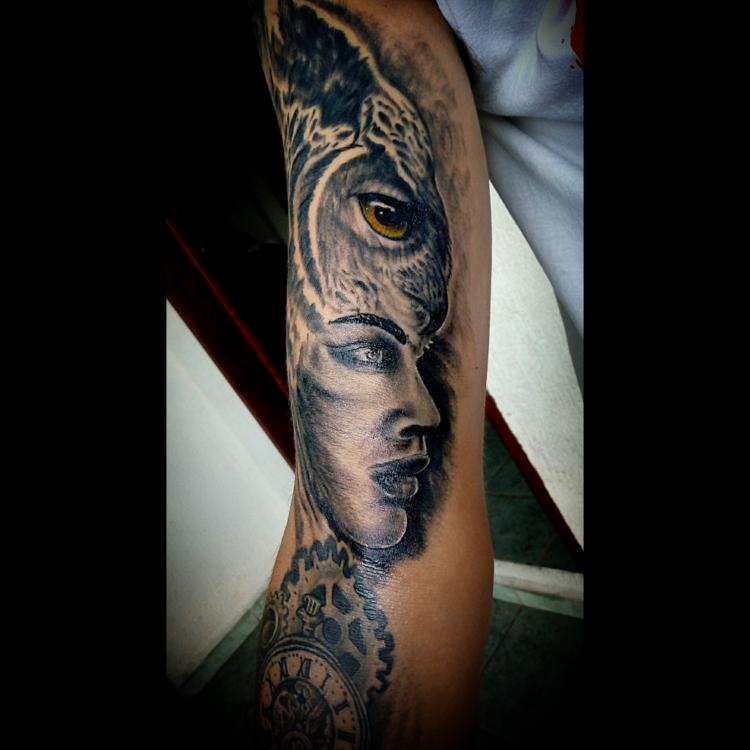 Mujer/búho  tatuaje realizado por Toño Ramirez (Core)