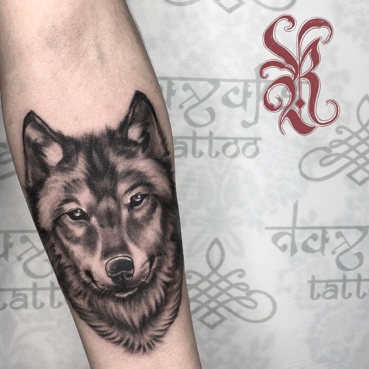 Lobo tatuaje realizado por Rolando Castillejos