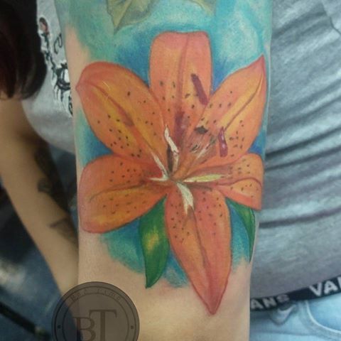 Flor tatuaje realizado por Ginebra Lilith