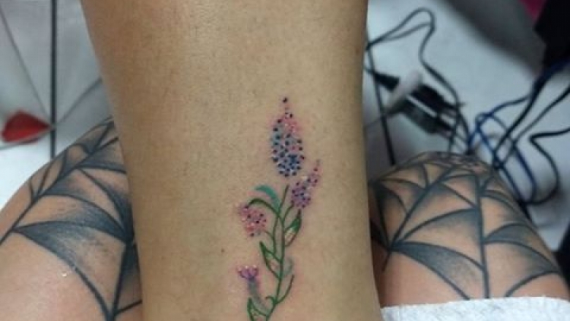 Tatuaje del artista Mexicano Ginebra Lilith, Flor pequeña en el pie ...