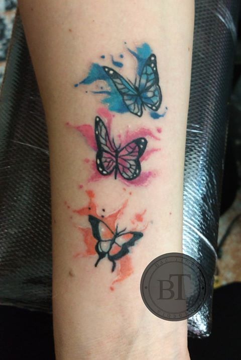 Mariposas tatuaje realizado por Ginebra Lilith