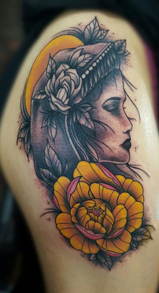 Mujer tatuaje realizado por Alejandro Hernández (Piolink)