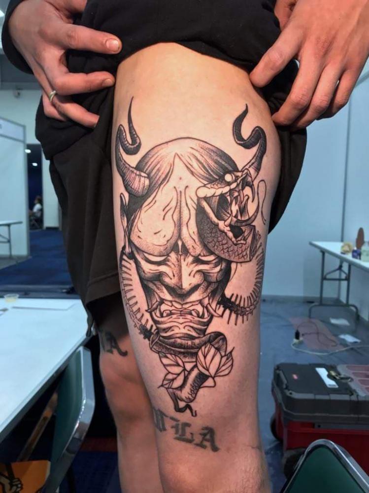 demonio con serpiente tatuaje realizado por Rodrigo Guzmán (Tokie Roy)