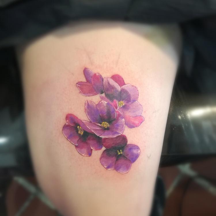 Flores tatuaje realizado por Rodrigo Guzmán (Tokie Roy)