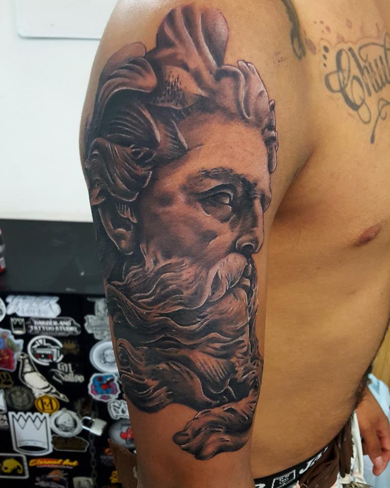 Zeus tatuaje realizado por Alejandro Hernández (Piolink)