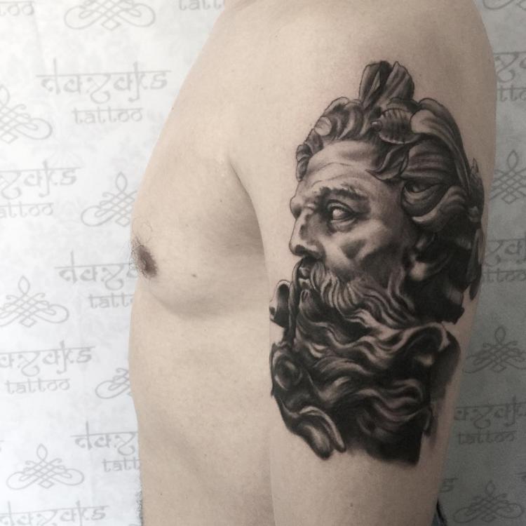 Zeus tatuaje realizado por Rolando Castillejos