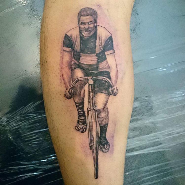 Ciclistas vintage tatuaje realizado por Rolando Castillejos
