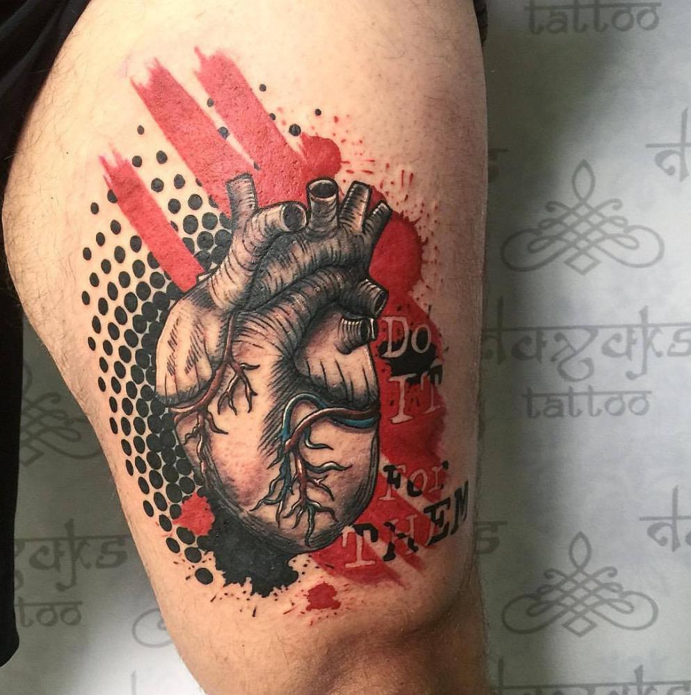 Corazon tatuaje realizado por Rolando Castillejos