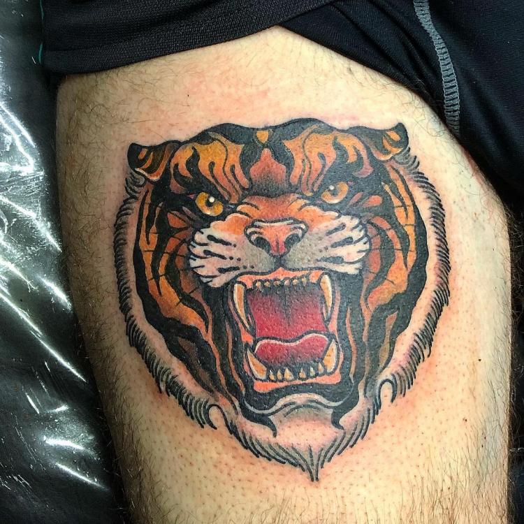 Tigre tatuaje realizado por Rolando Castillejos