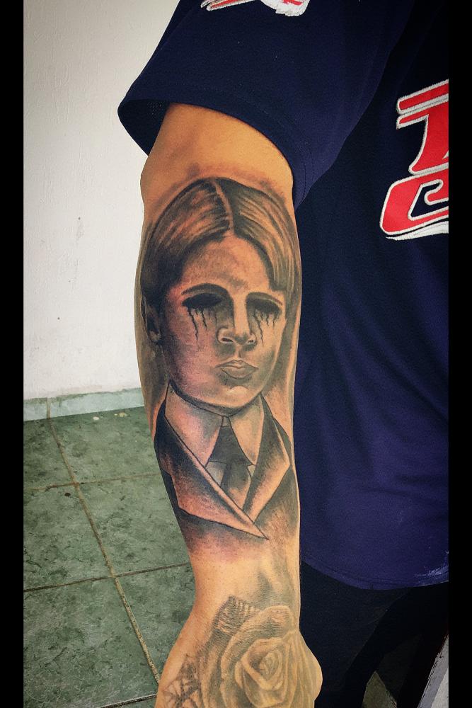 Retrato antiguo en el brazo tatuaje realizado por Toño Ramirez (Core)