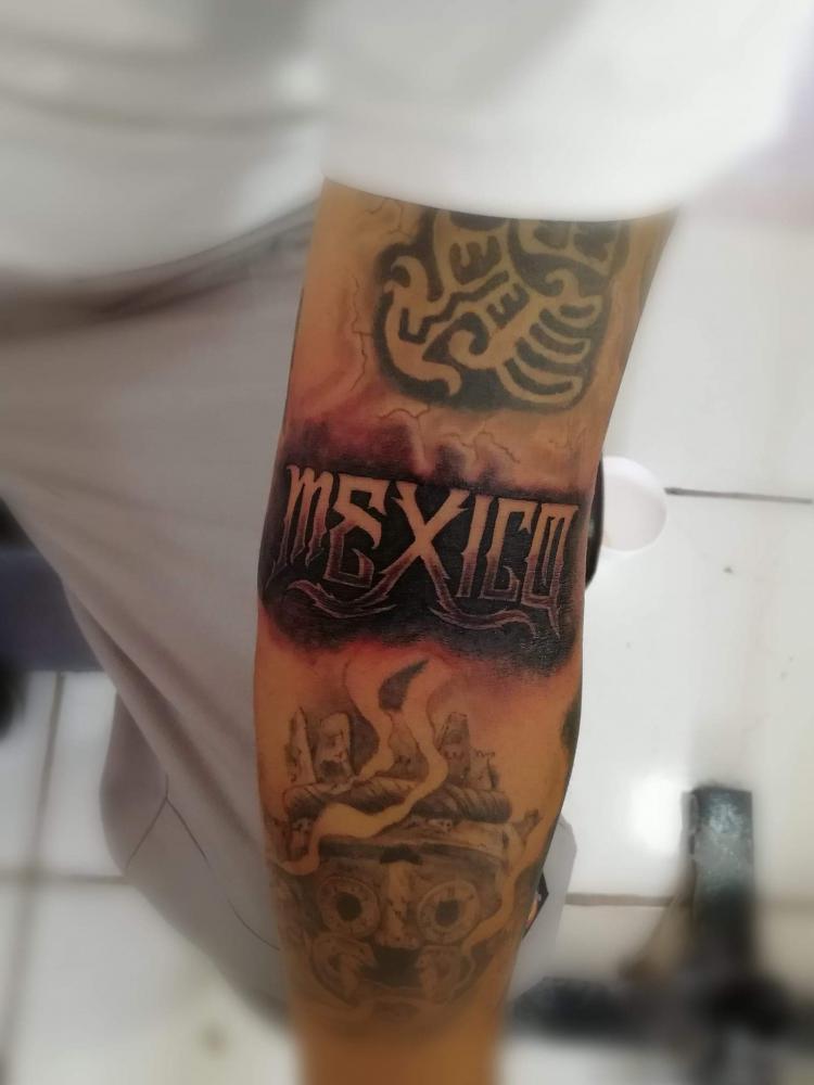 Letras México tatuaje realizado por Juliio Tatuajes