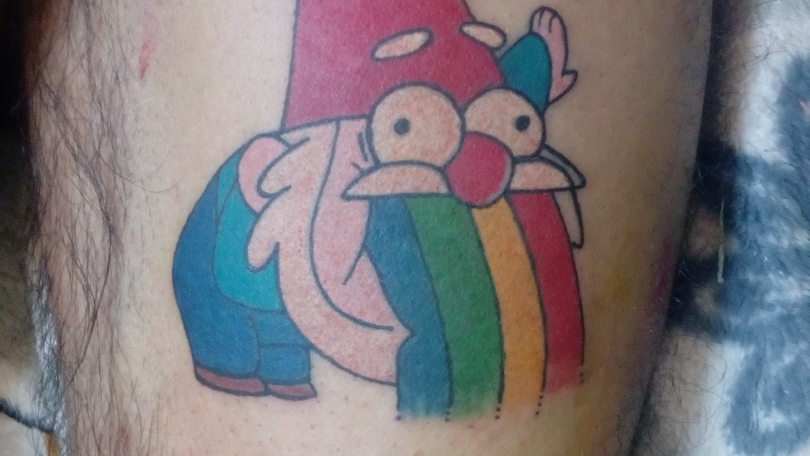 Tatuaje del artista Mexicano MG Rodríguez, Gnomo a color | Tatuajes y más