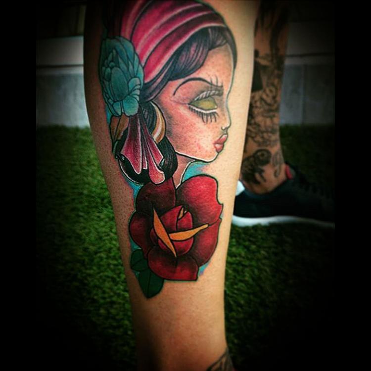Mona color en el pie tatuaje realizado por Toño Ramirez (Core)