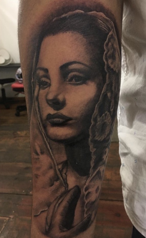 Retrato mujer black and grey tatuaje realizado por Moreno Ivan (Droes)