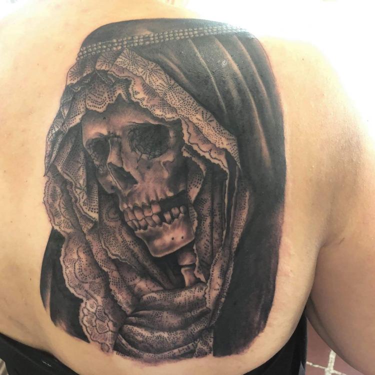 Santa Muerte tatuaje realizado por Alejandro Hernández (Piolink)