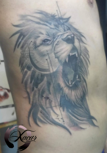 León  tatuaje realizado por Xacur Tattooist