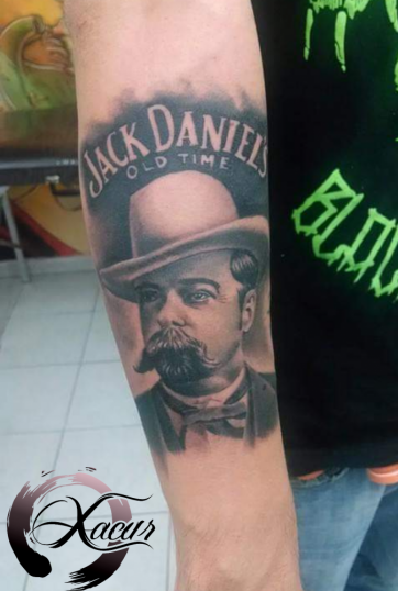 Jack Daniels  tatuaje realizado por Xacur Tattooist