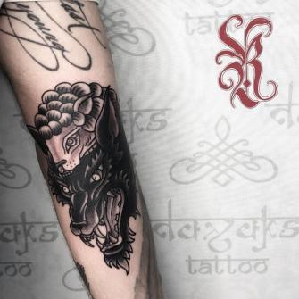 Lobo con piel de oveja tatuaje realizado por Rolando Castillejos