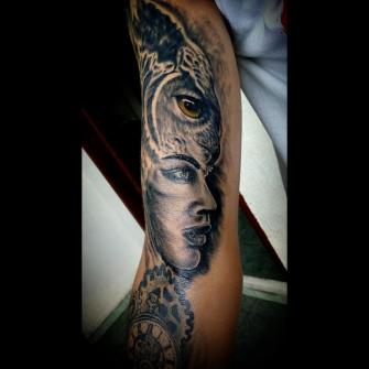 Mujer/búho  tatuaje realizado por Toño Ramirez (Core)