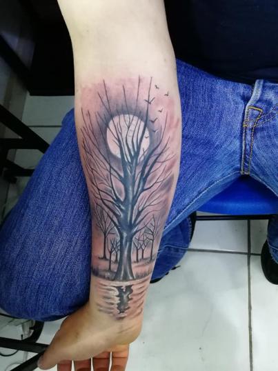 Árbol y luna tatuaje realizado por Juliio Tatuajes