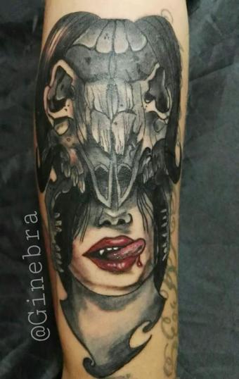 Mujer con craneo de animal tatuaje realizado por Ginebra Lilith